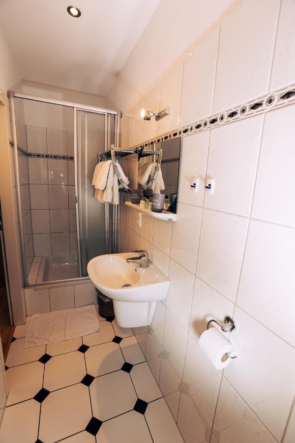 Hotel Restaurant Zagreb Köln Dış mekan fotoğraf